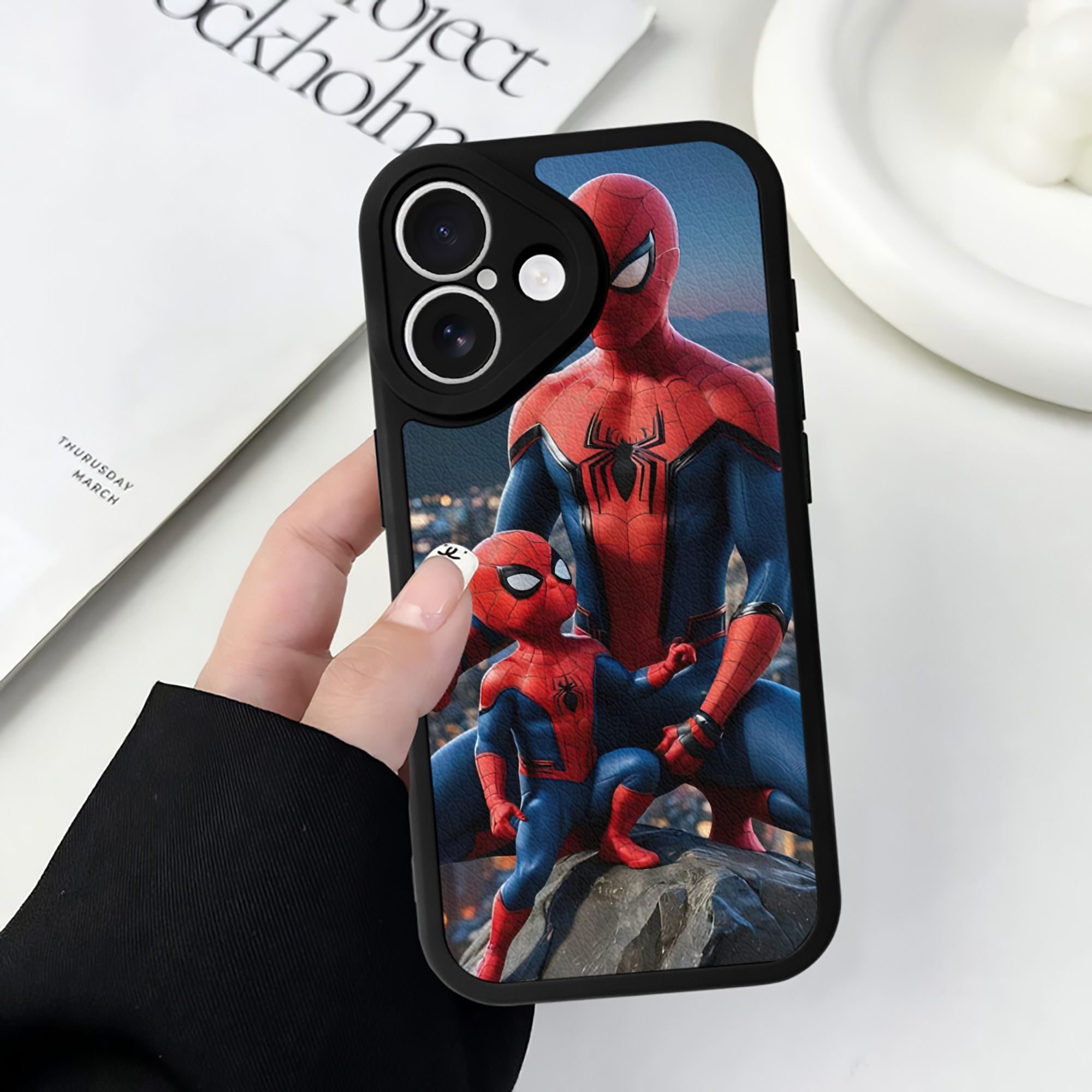 （画像用） Spider Man スパイダーマン 【iPhone 16シリーズ対応】シリコンスマホケース（レザー調） 材質：シリコン